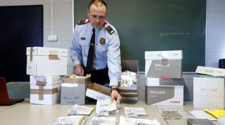 El cap de l'ABP del Baix Empordà, l'inspector David Puertas, envoltat dels sobres que contenien marihuana i s'enviaven. ACN
