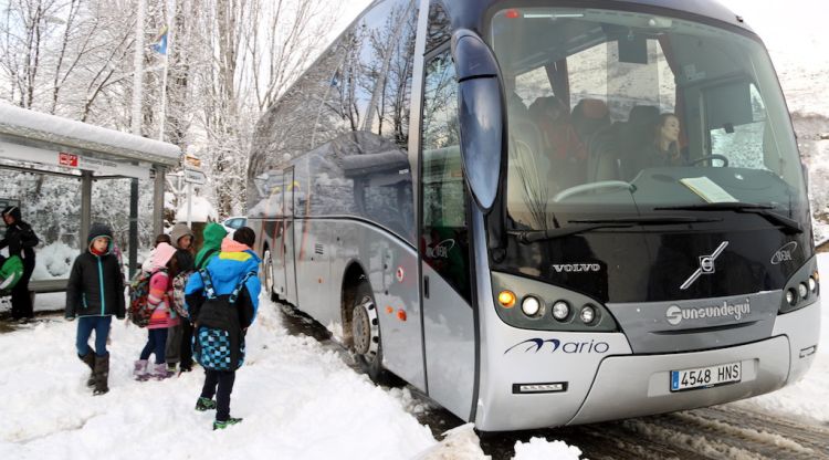 Imatge del transport escolar de la línia de Sort-Llessui recollint els nens a Altron (arxiu). ACN