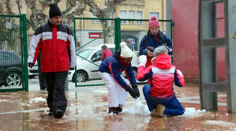 Nens jugant a l'estació de Ripoll amb la neu. ACN