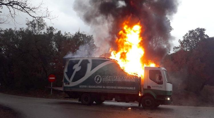 El camió incendiat a Caldes de Malavella