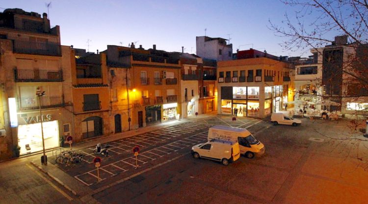 La plaça dels Dies Feiners de Blanes al capvespre