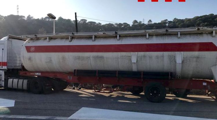El camió aturat per la policia a Besalú que tenia tres de les sis rodes