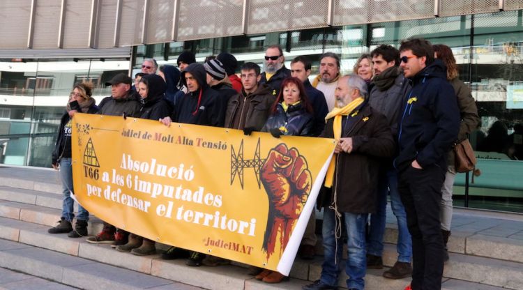 El grup que s'ha concentrat en suport als encausats anti-MAT a Girona. ACN