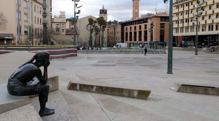 Pla general de la plaça Constitució de Girona, amb l'escultura icònica (arxiu). ACN