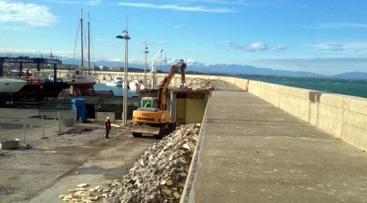 Les màquines treballant al port de l'Escala