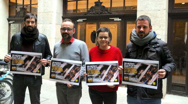 Quatre membres de la CUP amb els cartells de la campanya que critica la seva citació a declarar. ACN