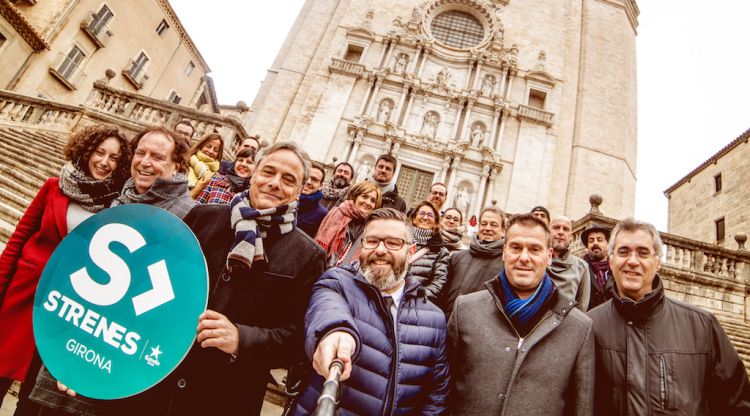 Foto de família de la sisena edició de l'Strenes, avui a les escales de la Catedral. Festival Strenes