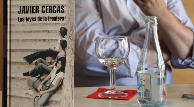 Cercas durant la presentació de la seva darrera novel·la, 'Las leyes de la frontera'. ACN