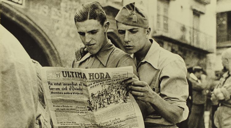 Imatge de la Guerra Civil d'Agustí Centelles. Soldats llegint la premsa a Alcanyís. Agustí Centelles