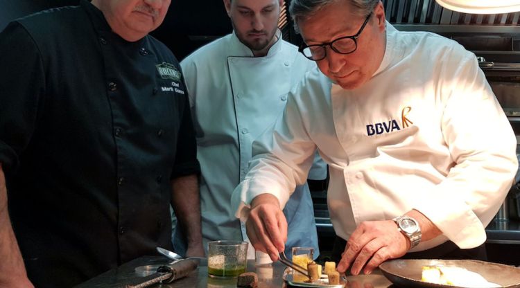 El xef Joan Roca treballant amb dos cuiners més el sopar posterior als Oscars