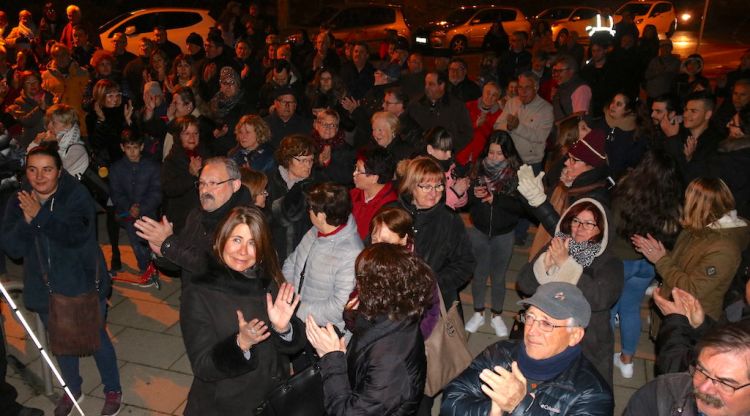 Els veïns, durant la concentració de protesta d'aquest vespre. ACN