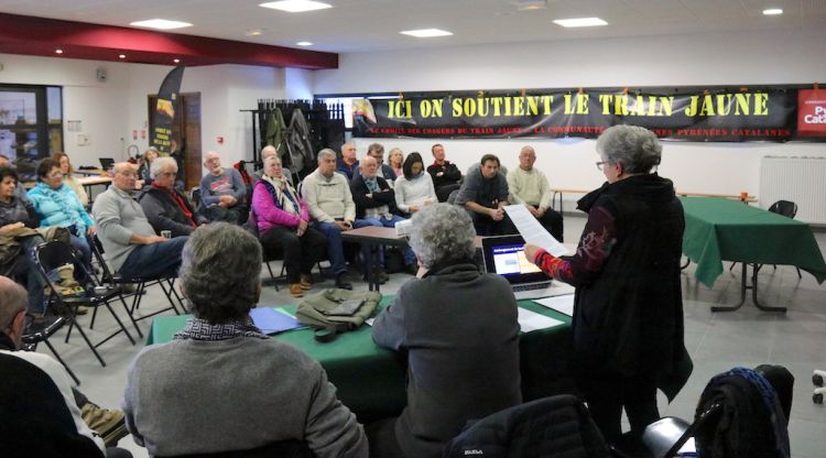 Pla general de l'assemblea que els veïns han celebrat avui. ACN