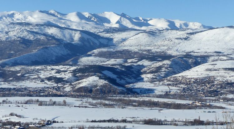 Aspecte que presentava ahir Llívia (Cerdanya) amb els pics de Coll Roig i Carlit de teló de fons. Meteo Puigcerdà