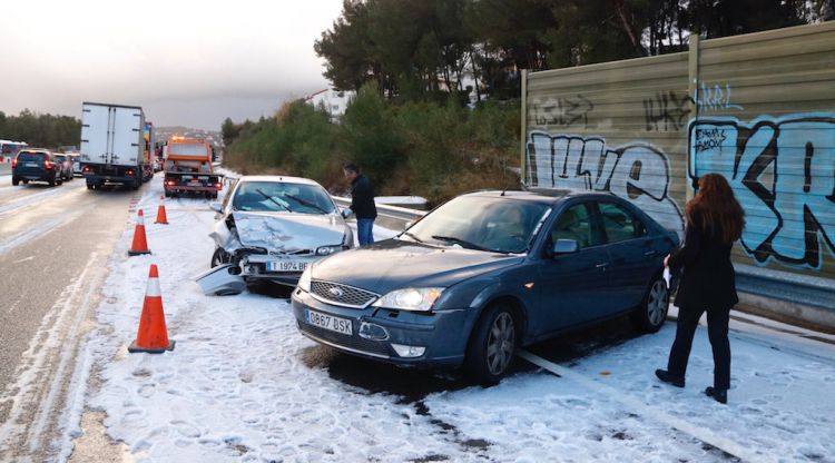 Vehicles accidentats al voral de l'A-7 afectats per la forta calamarsada que ha caigut. ACN