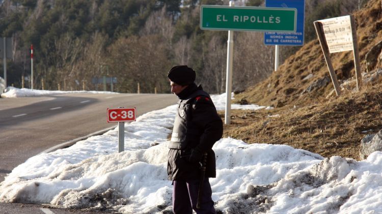 Un agent dels Mossos vigila en un dels controls policials instal·lats al terme municipal de Molló © ACN