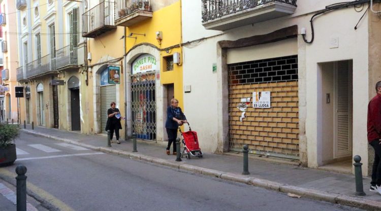 El darrer tram del carrer Peralada de Figueres, amb un local per llogar (arxiu). ACN