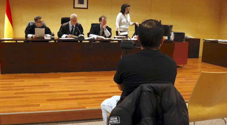 L'acusat d'abusos sexuals a la fillastra assegut durant el judici. ACN
