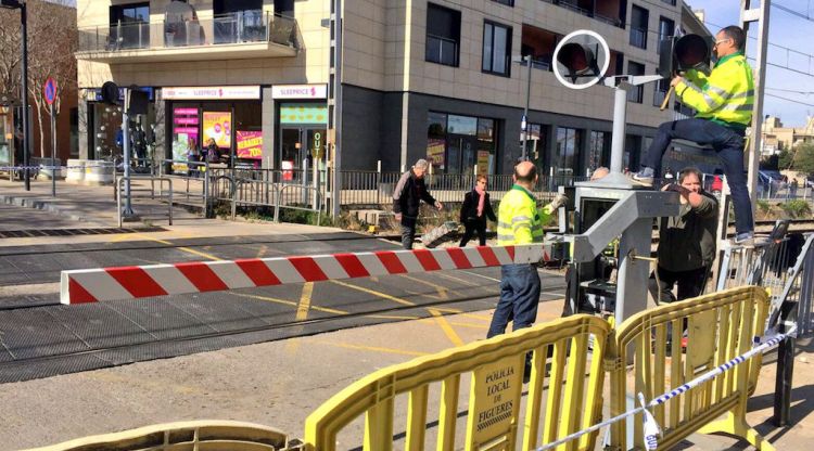 Els operaris d'Adif durant les tasques de reparació de la barrera del pas a nivell del tren de Figueres