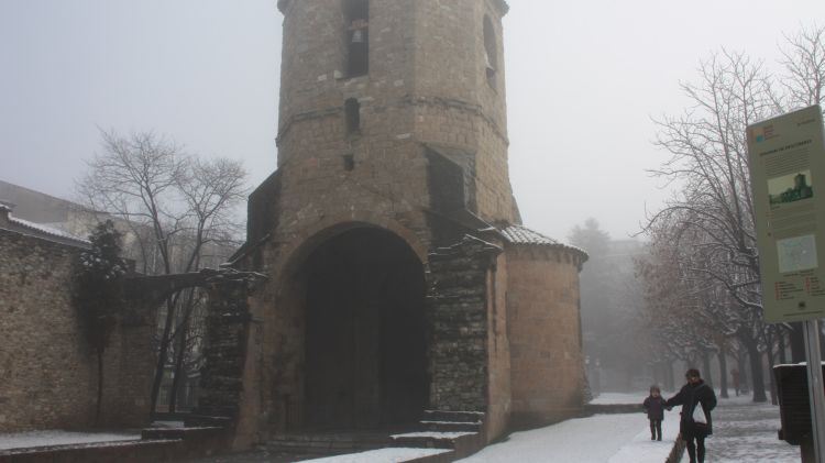 Sant Joan de les Abadesses s'ha despertat aquest matí cobert de neu © ACN