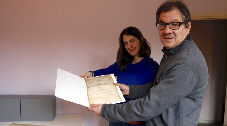 La regidora de Cultura de Besalú, Anna Madroñal, i l'arxiver Joan Masmitjà amb documents restaurats. ACN