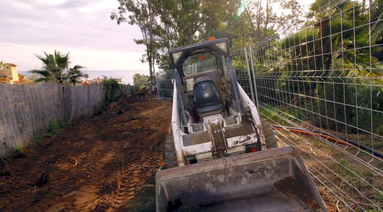 Una màquina treballant per obrir el nou accés del camí de Ronda de Blanes