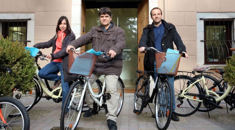 Pla general de dos veïns i el regidor de mobilitat de Vilablareix amb diferents bicicletes de la campanya. ACN