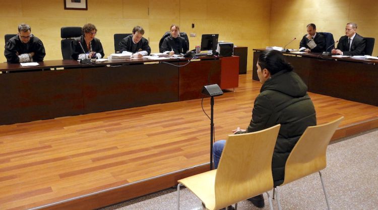 L'acusat, d'esquenes, aquest 21 de febrer del 2018 davant el tribunal de la Secció Quarta de l'Audiència de Girona. ACN