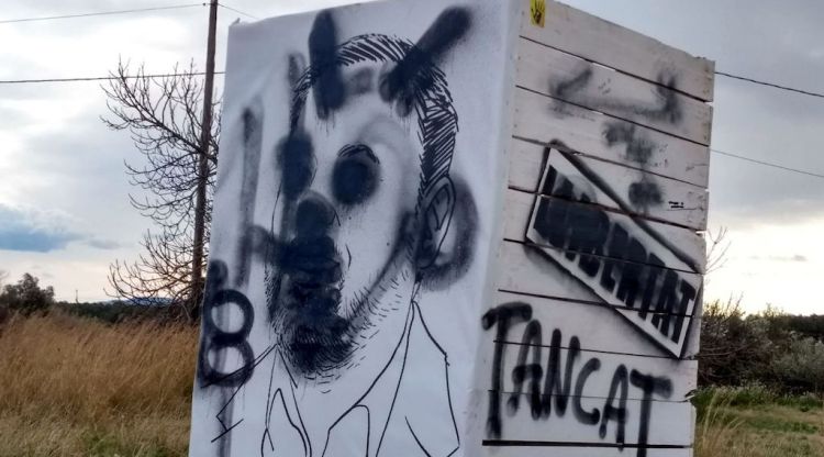 L'escultura dedicada a Oriol Junqueras que uns brètols han malmès a Llampaies. ACN