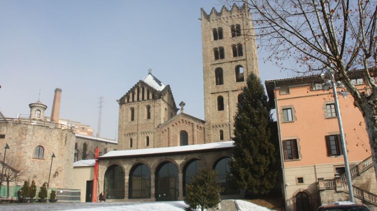 El monestir de Ripoll, emblanquinat després de la nevada de les últimes hores © ACN