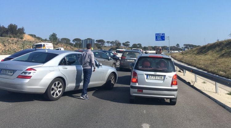 Els vehicles aturats just davant de l'accident. Jordi Soler / Llagostera Meteo