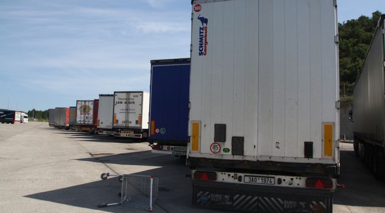 Camions aparcats en un aparcament de la Jonquera (arxiu). ACN