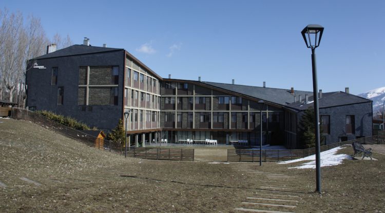 Exterior del Campus Cerdanya de Puigcerdà, on hi ha allotjats alguns dels afectats pel brot de gastroenteritis. ACN