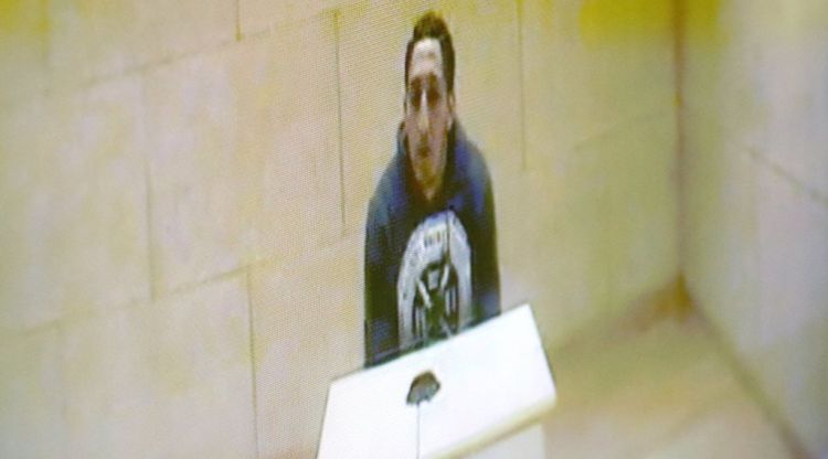 Oukabir durant el juidici fet per videoconferència (arxiu). ACN