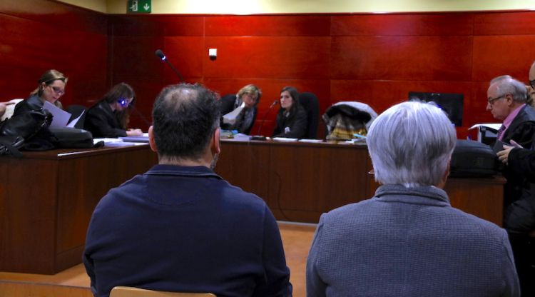 José Luis Velasco, a la dreta, i el seu fill Alberto durant el judici pel frau de fluid elèctric. ACN