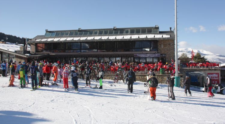 Edifici on hi ha el restaurant de Masella on Salut ha agafat mostres. ACN