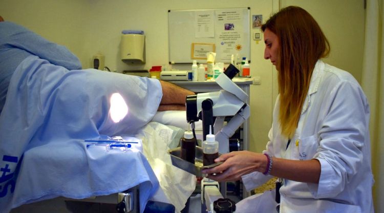 La doctora Íngrid Vilaró preparant un pacient que es farà la prova de cribratge