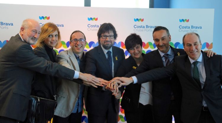 Foto de família de les autoritats que han presentat la temporada de creuers de la Costa Brava. ACN