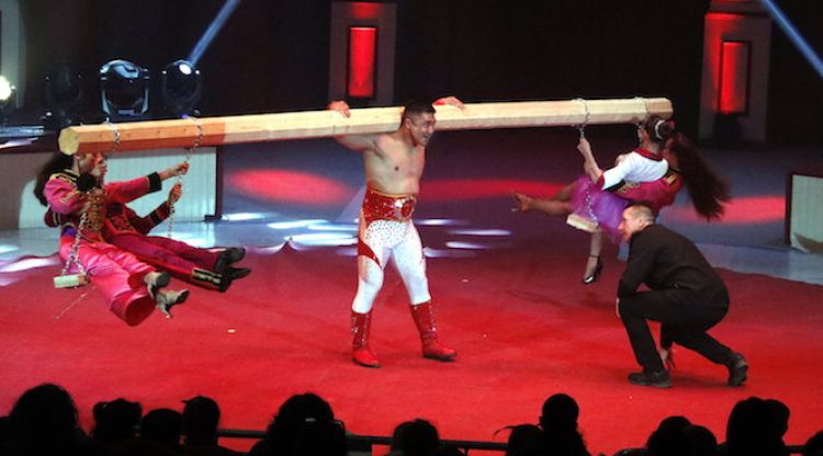 L'home forçut fent un carrussel humà que s'ha vist a l'Espectacle Vermell del festival Elefant d'Or de Girona. ACN