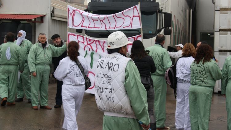 Els treballadors a l'interior de la planta de Càrnies Vilaró a Sils © ACN