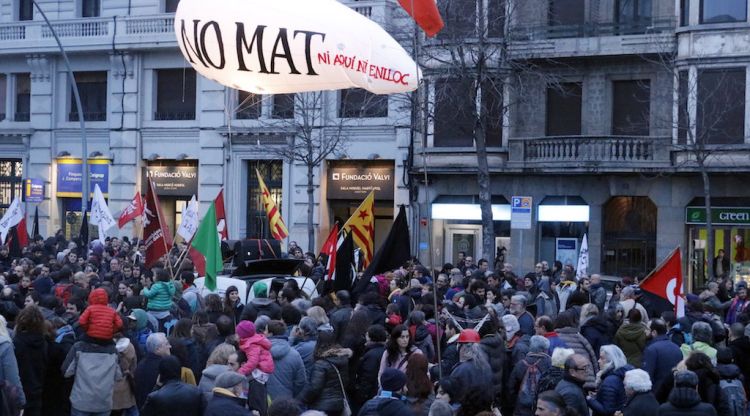 La manifestació de solidaritat als anti-MAT acusats passant per davant la subdelegació del govern espanyol