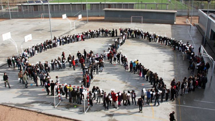 Alumnes de l'IES Vallvera han fet un símbol de la pau humà al pati de l'institut © ACN
