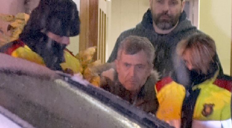 El detingut pel doble crim de Susqueda Jordi Magentí a la sortida de l'escorcoll de la casa familiar d'Anglès. ACN