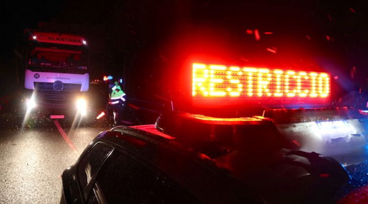 Un control de Mossos d'Esquadra a la C-25 al seu pas per Santa Coloma de Farners, ahir al vespre. ACN