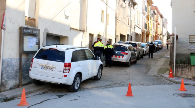 Dispositiu policial de l'escorcoll a la casa de l'oncle de Jordi Magentí. ACN