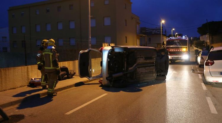 El vehicle accidentat, bolcat al mig del carrer Garbí. Basili Gironès Bofill