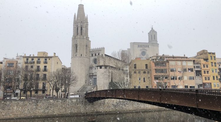 La nevada quan passaven pocs minuts de les nou del matí a Girona. Marc Estarriola