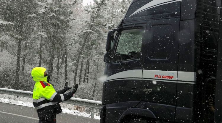Un Mosso d'Esquadra prohibint la circulació a un camió per l'Eix el passat 28 de febrer. ACN