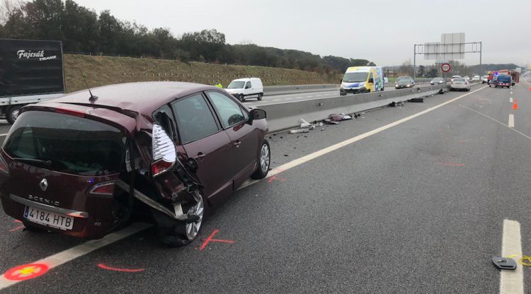 Vehicles accidentats a l'A2 a Fornells de la Selva en sentit Barcelona. ACN