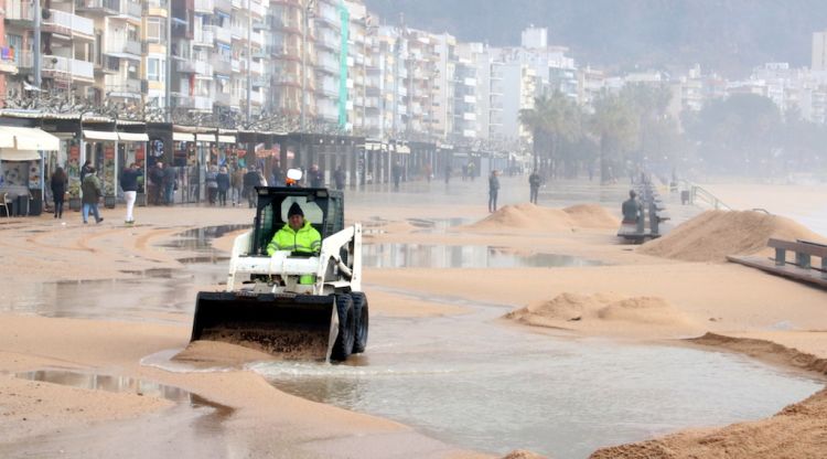 Una llevantada va deixar el Passeig Marítim de Blanes en molt mal estat l'1 de març del 2018. ACN