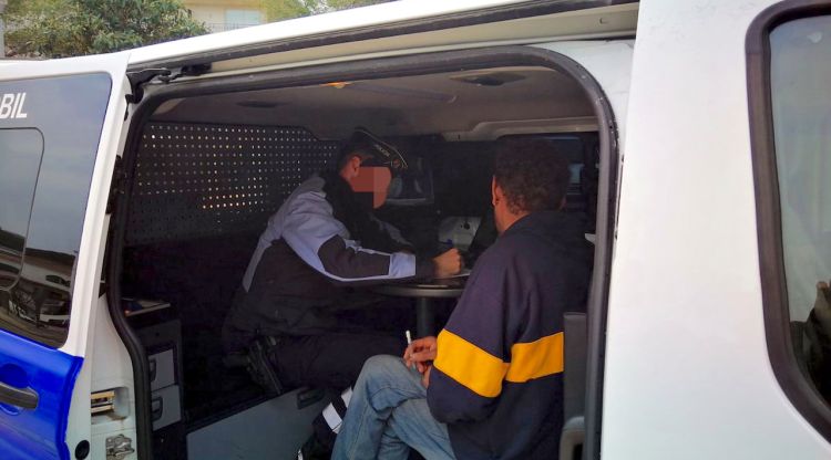 El conductor denunciat a dins del cotxe d'atestats de la Policia Local de Platja d'Aro